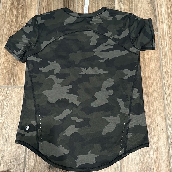 Camo Lululemon Running and Training T-Shirt - Picture 2 of 4